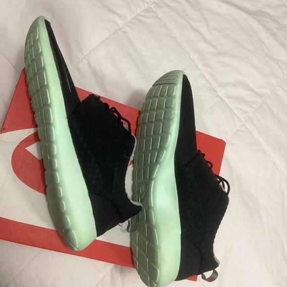 Nike Rosherun FB “Yeezy” Sneakers - Picture 6 of 8